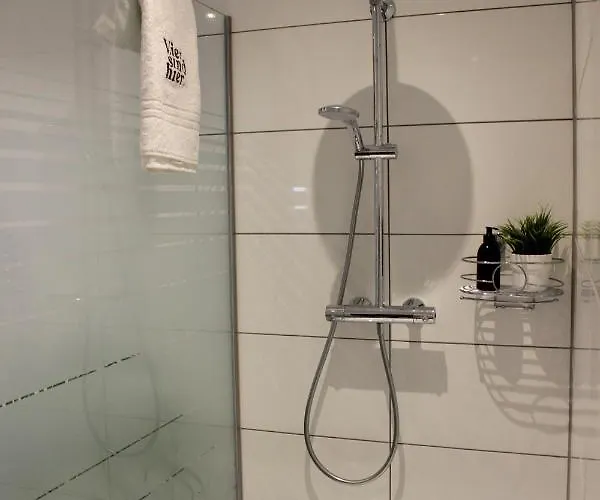 アパート Vier Sind Hier